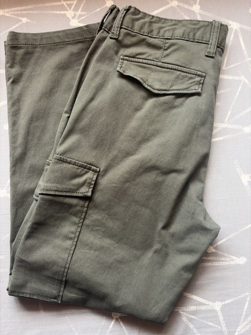 Old Navy Cargo Pants (PRICE IS FOR BOTH) (Category: Trousers) located in Muntinlupa City. Submitted by jhurrific (Listing ID 1464168565, Image 2). Description: Old Navy Cargo Pants (PRICE IS FOR BOTH) - Size: 33x30 - Fit: Regular - Cut: Straight *Payment First: Bank Transfer or GCash *Buyer handles and shoulders shipping.