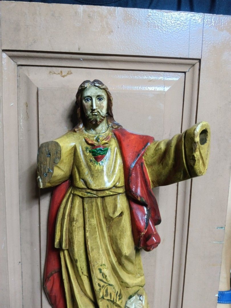 Old Santo Wood (Category: Wall Decor) located in Mandaluyong City. Submitted by theforgottentreasures (Listing ID 1464226896, Image 2). Description: 2700 pesos!!! 📌 Vintage Jesus 24 x 14 inches Wood Plaque 17 inches Jesus only made of wood what you see is what you get.
