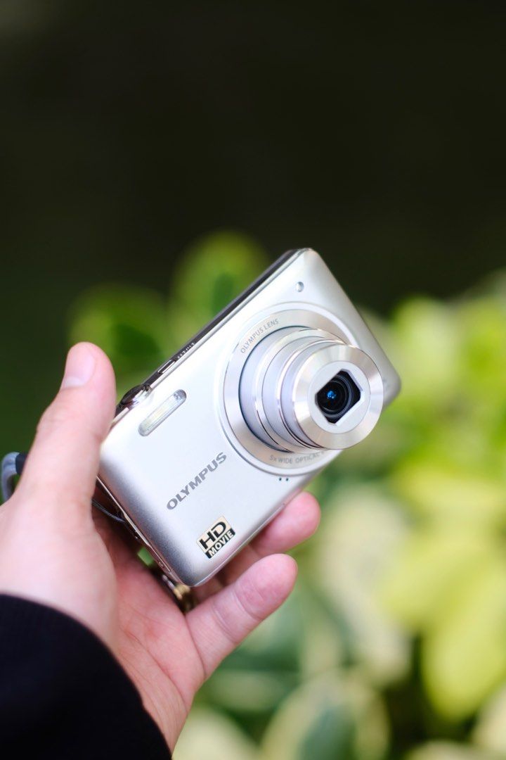 Olympus VG-140 (Category: Cameras) located in Davao. Submitted by carussel (Listing ID 1464230039, Image 1). Description: Olympus VG-140 -Ultracompact Digital Camera -14 Megapixel - 1.23” CCD Sensor -Sharp Olympus Lens 26-130mm f2.8-6.5 5x Optical Zoom -720p HD Video Recording -Y2K Aesthetic + Magic Filters -Excellent Condition. Like New. Inclusion: Battery Charger Padded Pouch Strap FREE SHIPPING NATIONWIDE.