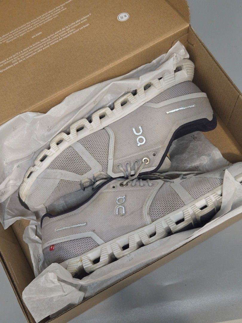 On Cloud Running Shoes Grey Men's US 8 (Category: Sneakers) located in Pasig City. Submitted by anton81300 (Listing ID 1464257191, Image 2). Description: - Brand: On Cloud (Authentic Pair💯) - Color: Grey - Size: US 8 but can fit 8.5 Mens - Ideal for running and everyday wear - Condition: visible signs of wear, slight stains, heel drag but NO HOLES, no original insole (kinagat ng aso🥹) (pls see each pic for flaws). - no loose stitching, original