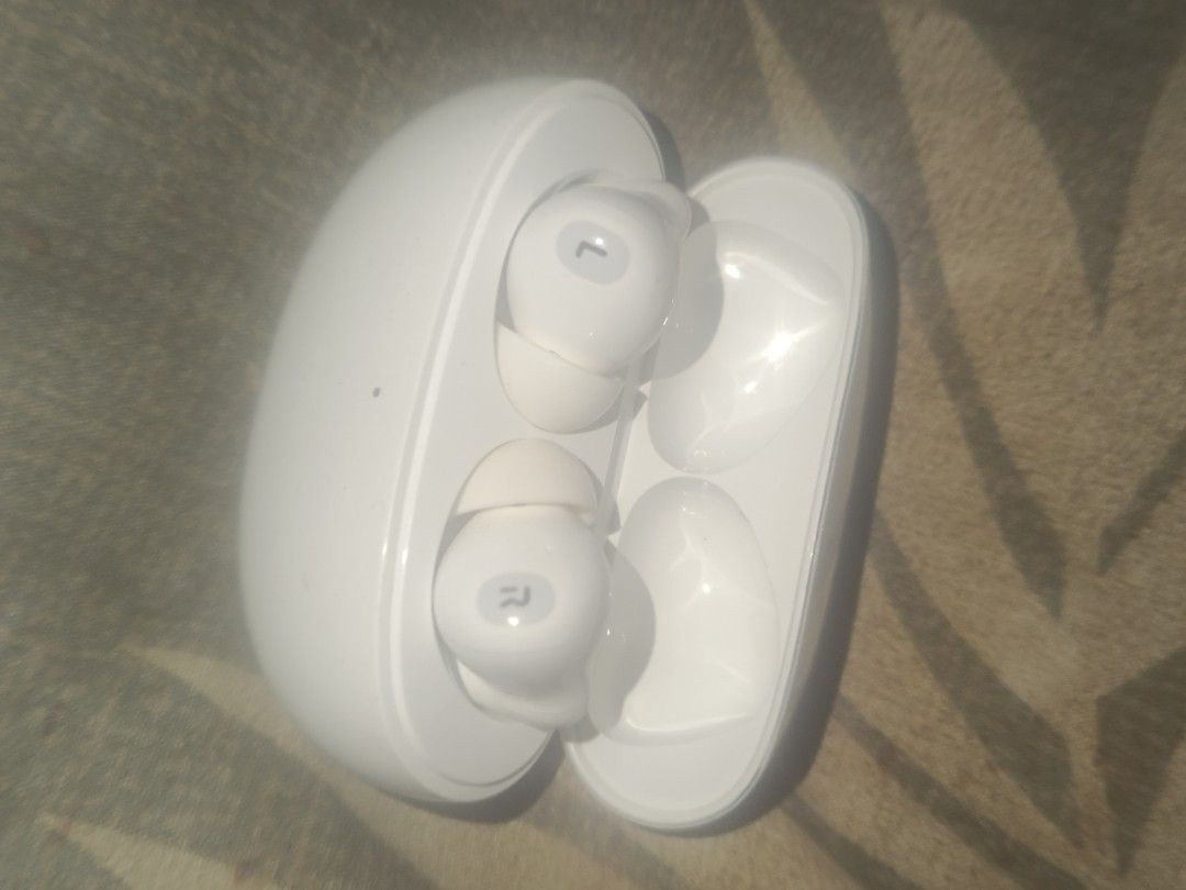 OPPO enco air 2 pro (Category: Earphones) located in Manila. Submitted by mysticdolphin.99513a (Listing ID 1464316254, Image 3). Description: - White OPPO wireless earbuds - Includes charging case - Secure, snug fit in ears - Compact and portable case - Ideal for music and calls - Feel free to ask questions!.