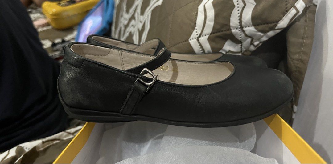 Original FLORSHEIM school shoes (Category: Babies & Kids Fashion) located in Las Pinas. Submitted by preloved_koto (Listing ID 1464249666, Image 3). Description: Size 30 Fits Grade 1 student No defects - napagliitan na ng anak ko na currently in grade 2 Super tibay and worth the price .