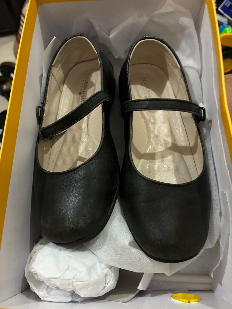 Original FLORSHEIM school shoes (Category: Babies & Kids Fashion) located in Las Pinas. Submitted by preloved_koto (Listing ID 1464249666, Image 1). Description: Size 30 Fits Grade 1 student No defects - napagliitan na ng anak ko na currently in grade 2 Super tibay and worth the price .