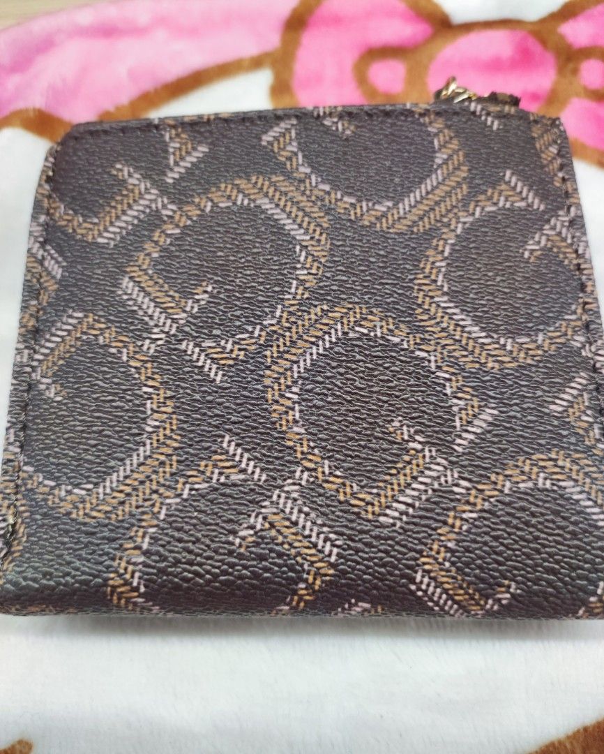 Original Guess Bifold Wallet (Category: Wallets & Card holders) located in General Trias. Submitted by dexieshop (Listing ID 1464156182, Image 2). Description: *Authentic Guess Bifold Short Wallet * Bought US *Payment via Gcash, No COD *Delivery via J&T, Grab or Lalamove *Shipping Fee c/o Buyer.