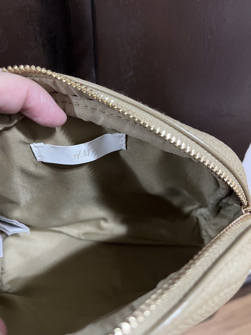 Original H&M sling bag (Category: Cross-body Bags) located in Taguig. Submitted by collectionsbykhrisna (Listing ID 1464311965, Image 2). Description: Original H&M sling bag.