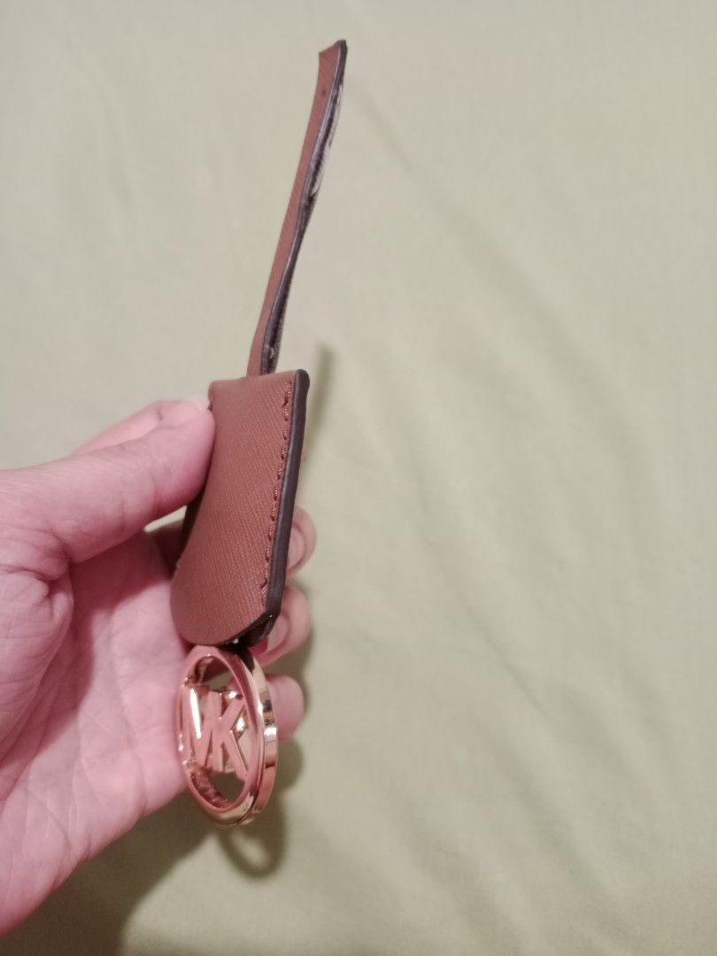 Original Michael kors Tag 🤎🟤 (Category: Other Accessories) located in Manila. Submitted by idressupreloved (Listing ID 1464230057, Image 3). Description: original gold pa ang hardware color: 🤎🟤.