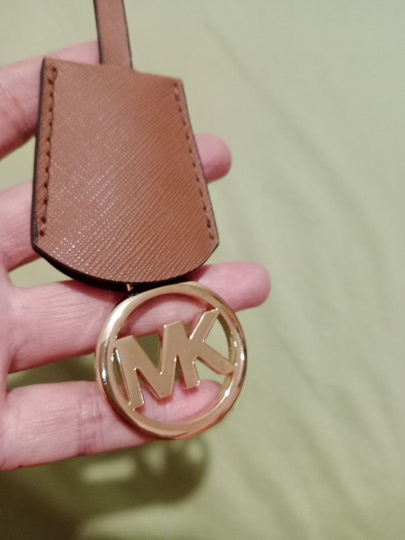 Original Michael kors Tag 🤎🟤 (Category: Other Accessories) located in Manila. Submitted by idressupreloved (Listing ID 1464230057, Image 2). Description: original gold pa ang hardware color: 🤎🟤.