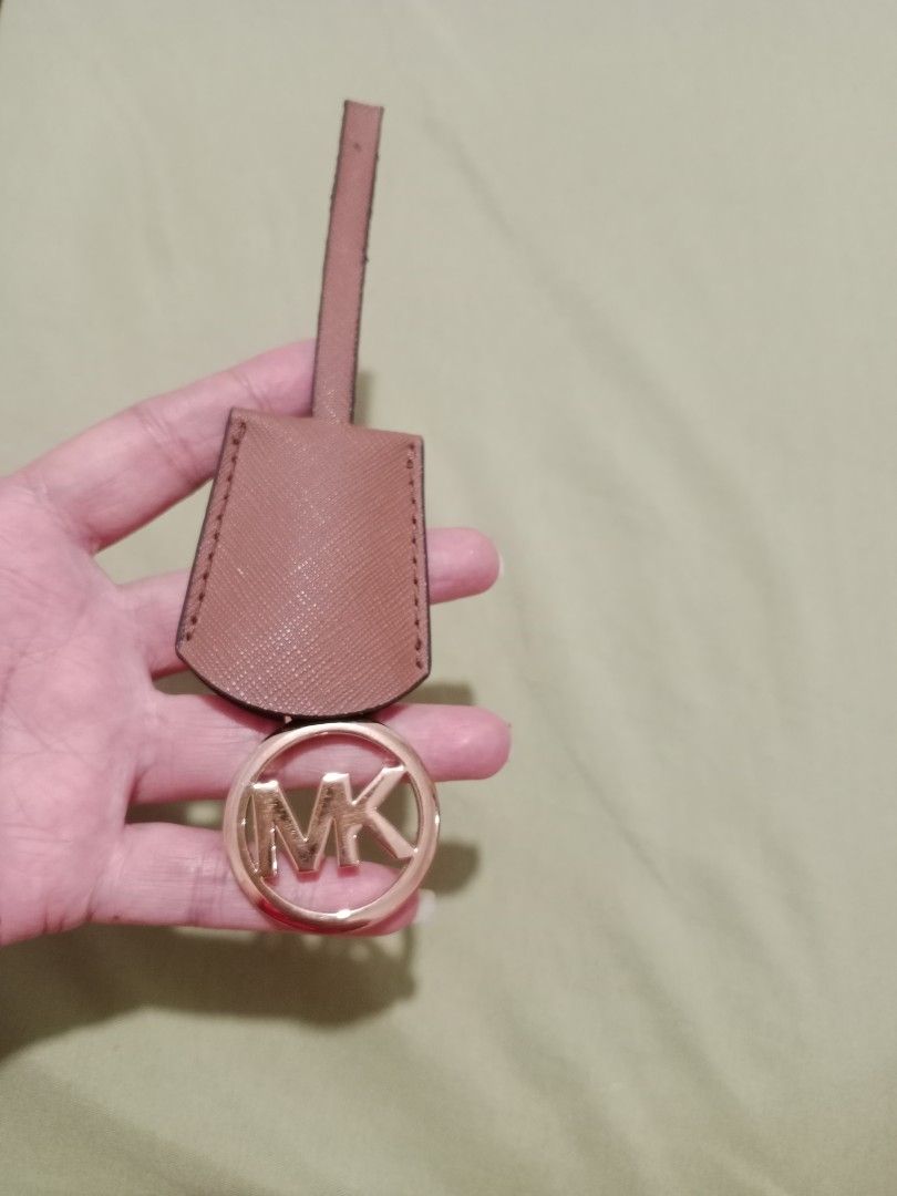 Original Michael kors Tag 🤎🟤 (Category: Other Accessories) located in Manila. Submitted by idressupreloved (Listing ID 1464230057, Image 1). Description: original gold pa ang hardware color: 🤎🟤.