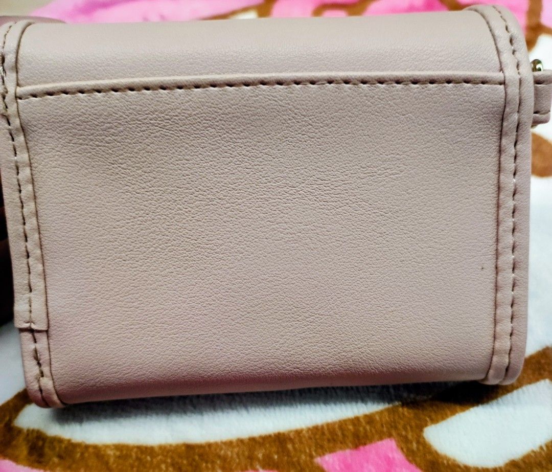 Original Steve Madden Short Wallet (Category: Wallets & Card holders) located in General Trias. Submitted by dexieshop (Listing ID 1464163059, Image 2). Description: *Authentic Steve Madden Short Wallet *Color: Baby Pink * Bought US *Payment via Gcash, No COD *Delivery via J&T, Grab or Lalamove *Shipping Fee c/o Buyer.