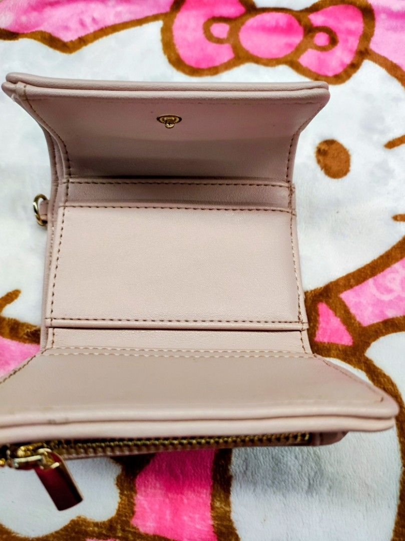 Original Steve Madden Short Wallet (Category: Wallets & Card holders) located in General Trias. Submitted by dexieshop (Listing ID 1464163059, Image 3). Description: *Authentic Steve Madden Short Wallet *Color: Baby Pink * Bought US *Payment via Gcash, No COD *Delivery via J&T, Grab or Lalamove *Shipping Fee c/o Buyer.