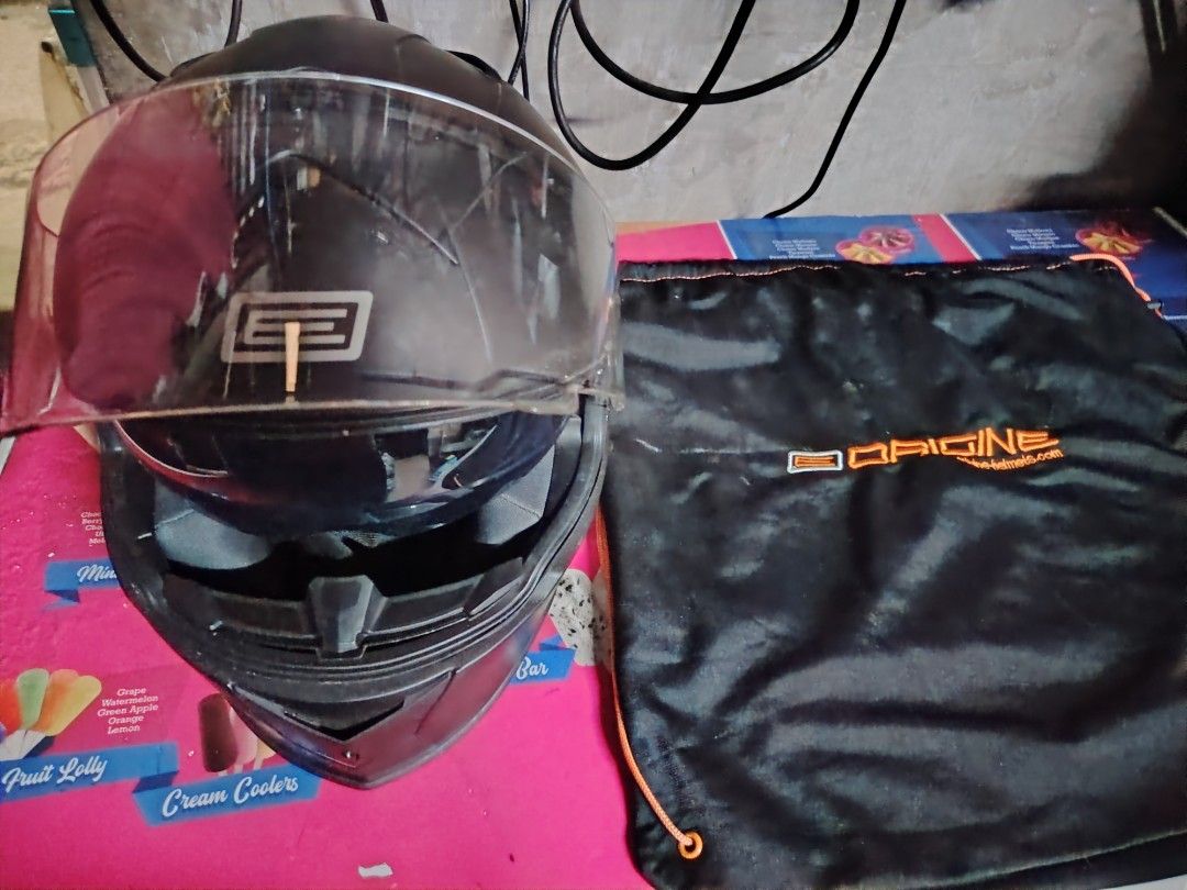 Origine Helmet Black size Large (Category: Helmets and other Riding Gears) located in Makati City. Submitted by sakura728 (Listing ID 1464315103, Image 2). Description: Back ride helmet 5 times lng nagamet ng asawa ko tumaba na. Kasi yung pisngi nya kaya di na. Kasya sa muka nyaay kunti gas gas kasi. Na sandal. Sa pader Original price P. 5.500 di amoy mabaho kasi 5 times lng nagamet kaya good as new sya pm sa interested 09053240283.