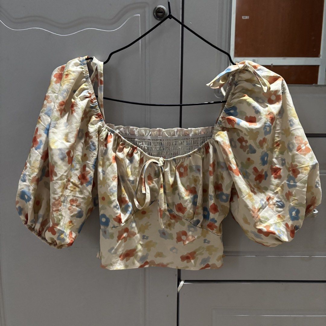 Overseas Floral Puff Sleeve Top (Category: Blouses) located in Binan City. Submitted by mypreloved_haul (Listing ID 1464182741, Image 1). Description: .