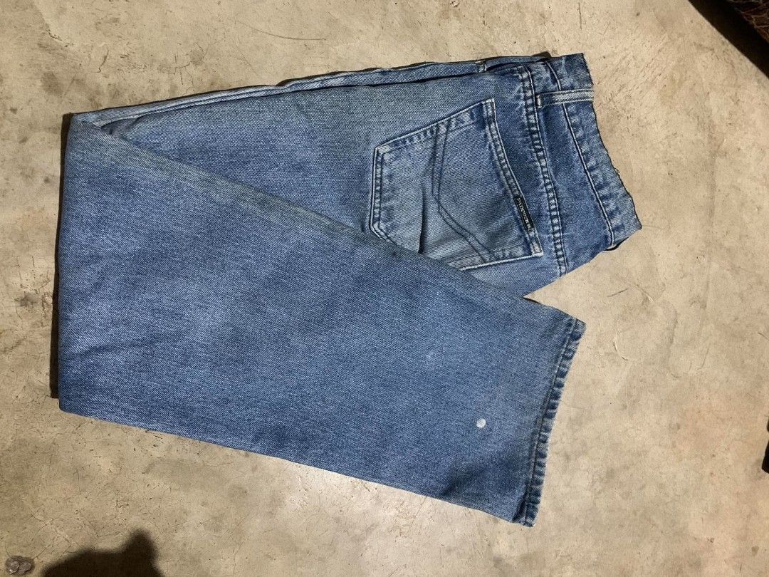 Paddock's Jeans Size 29 (Category: Jeans) located in Cavite. Submitted by noriegayou99586 (Listing ID 1464138090, Image 3). Description: - Paddock's classic blue denim jeans - Size 29 - Leather patch on back shows some wear - Label inside confirms size and brand - Good for everyday wear.