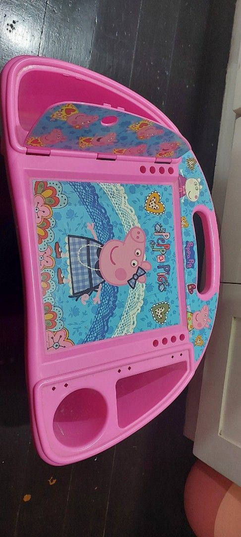 Peppa Pig Pink Activity Tray with Storage (Category: Infant Playtime) located in Quezon City. Submitted by lisolette (Listing ID 1464255927, Image 2). Description: - Pink Peppa Pig activity tray - Features a central drawing board - Side compartments for pens and cups - Convenient top handle for easy carrying - Ideal for activities anywhere, anytime excellent condition. walang basag, sticker intact bpi or gcash, lalamove or j&t.