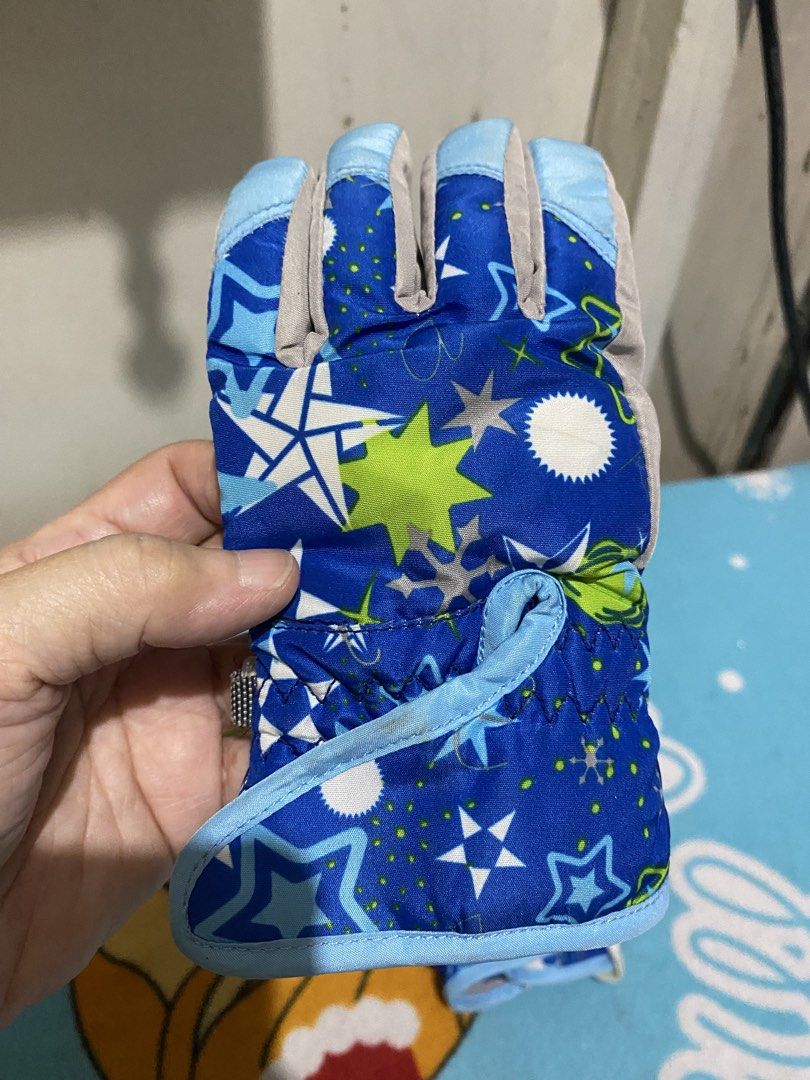 Perry Ellis Kids Winter Gloves Size S (Category: Gloves) located in Manila. Submitted by resi.diaz (Listing ID 1464318737, Image 2). Description: - Brand: Perry Ellis - Type: Winter Gloves for Kids - Size: S - Design: Fun blue and green star pattern - Interior: Soft fleece lining for extra warmth - Palm: Textured for a secure grip - Ideal for: Keeping little hands warm during cold weather.