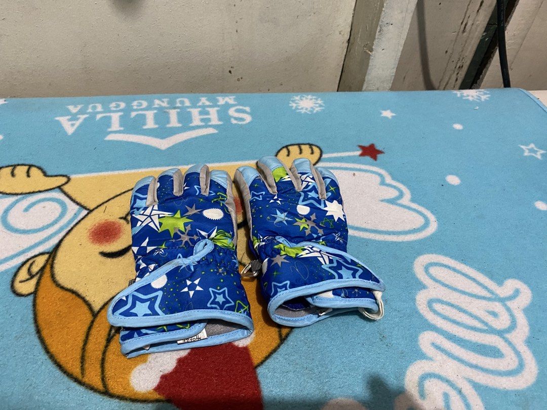 Perry Ellis Kids Winter Gloves Size S (Category: Gloves) located in Manila. Submitted by resi.diaz (Listing ID 1464318737, Image 1). Description: - Brand: Perry Ellis - Type: Winter Gloves for Kids - Size: S - Design: Fun blue and green star pattern - Interior: Soft fleece lining for extra warmth - Palm: Textured for a secure grip - Ideal for: Keeping little hands warm during cold weather.