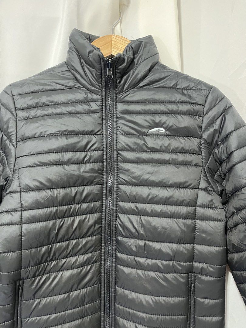 PILI SPORT Black Puffer Jacket (Category: Coats, Jackets and Outerwear) located in Baguio. Submitted by miisthyshop.ph (Listing ID 1464230951, Image 2). Description: - Pili Sport (philippos sports wear Black Puffer Jacket) - Lightweight and warm - Full zip front with two side pockets - Made of 100% nylon - Perfect for layering or wearing alone - Easy to pack and carry Large on tag Back length 26inch Front chest 19 inch.
