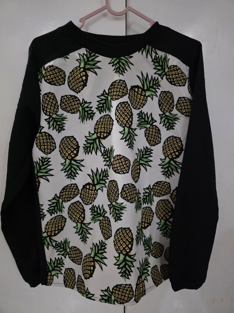 Pineapple Print Top with Black Sleeves (Category: Coats, Jackets and Outerwear) located in Puerto Princesa. Submitted by kholene (Listing ID 1464324371, Image 1). Description: - White top with a fun all-over pineapple print. - Features contrasting black sleeves and trim. - Casual and comfortable design. - Easy to style with jeans or shorts for a pop of fun..