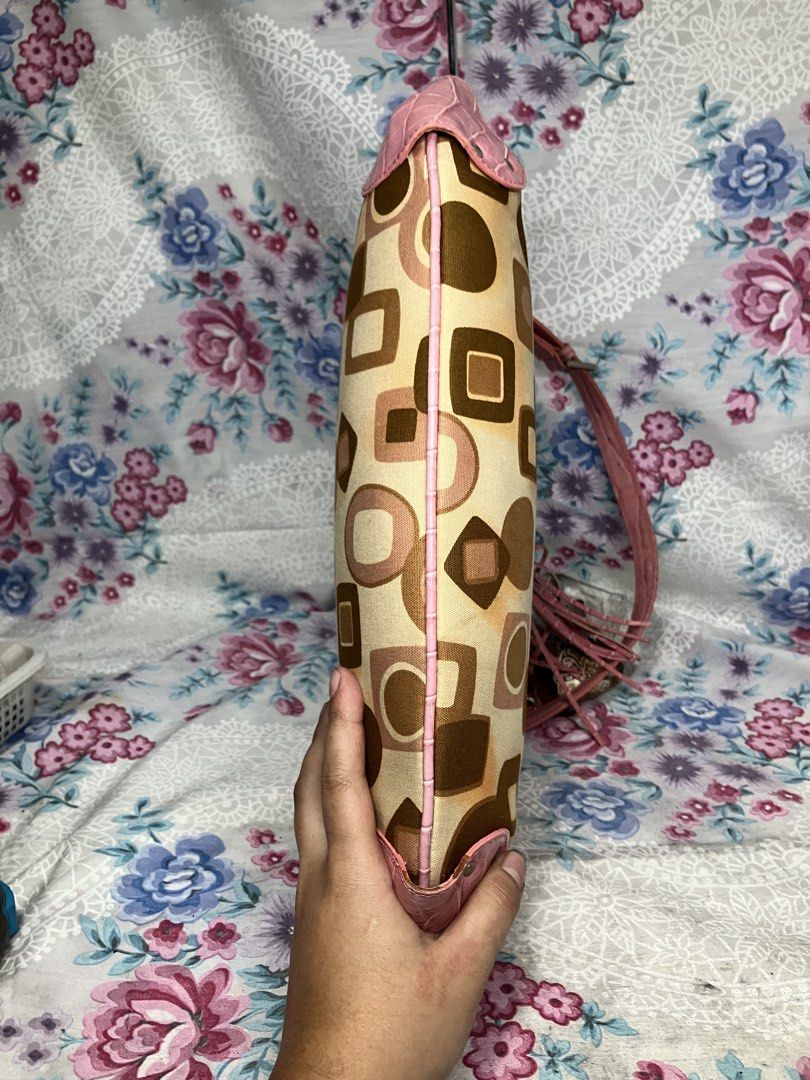 PINK & BROWN GEOMETRIC PRINT SHOULDER BAG (Category: Shoulder Bags) located in General Mariano Alvarez. Submitted by adonid (Listing ID 1464224601, Image 3). Description: PINK & BROWN GEOMETRIC PRINT SHOULDER BAG GOOD CONDITION NORMAL SIGN OF USAGE ONLY.