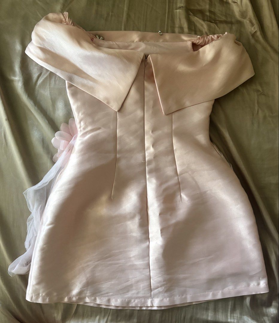 Pink Dress (Category: Evening dresses & gowns) located in Mandaluyong City. Submitted by bilinakayopls_ (Listing ID 1464190991, Image 3). Description: - Small on tag - Got the dress for 1,500 - Worn once only (for photoshoot) - Pm for when worn pics.