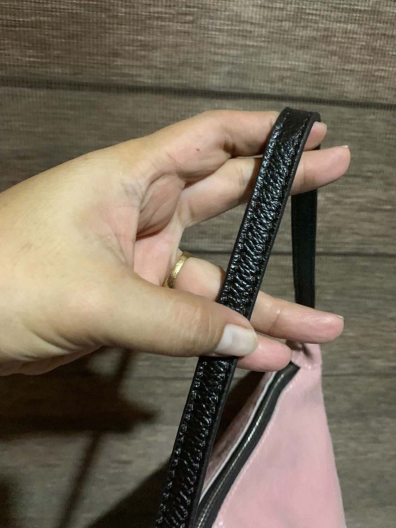 Pink Textured Shoulder Bag with Black Straps (Category: Shoulder Bags) located in Aliaga. Submitted by akishaoshop2010. (Listing ID 1464139437, Image 2). Description: - Adorable pink shoulder bag - Unique textured material resembling snakeskin - Secure zipper closure - Stylish black straps - Compact size, ideal for carrying essentials - Perfect for casual outings and everyday use.