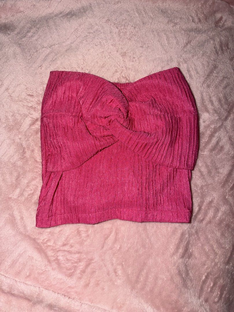Pink Tube (Category: Sleeveless) located in Manila. Submitted by hamsterlovespenguin (Listing ID 1464228057, Image 1). Description: Location: Bacoor Cavite Payment first |Meet-up| Lalamove | J&T (Shipping fee shouldered by the buyer) Rfs: Not my size anymore FIRST TO PAY MOP: Gcash, Maya, Maribank ••. Most items are preloved so please manage your expectations YOUR SIZE, YOUR RESPONSIBILITY Some items may have washable stains Wash before use Color