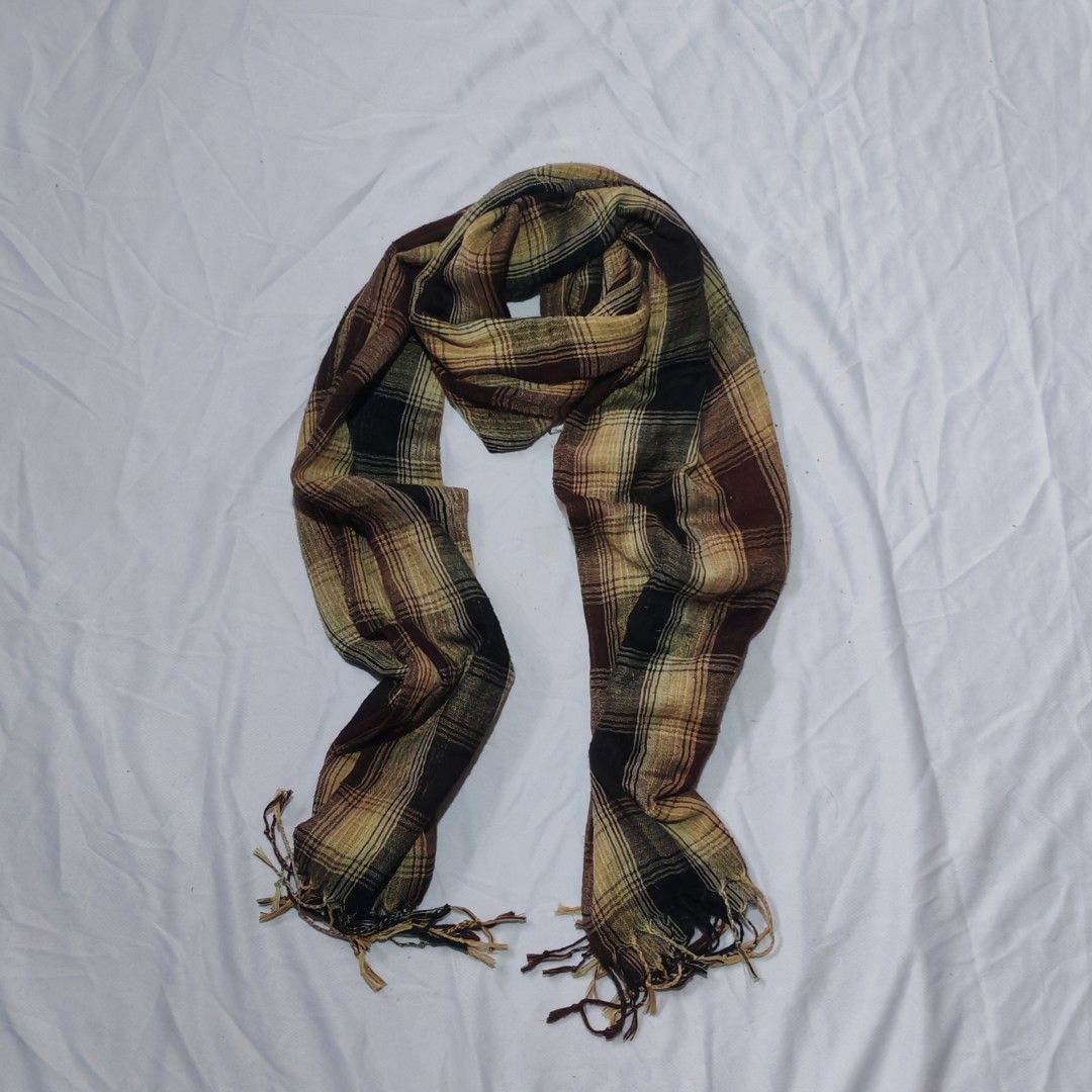 PLAID CHECKERED SCARF (Category: Activewear) located in Manila. Submitted by thrifttriplangnigio (Listing ID 1464206246, Image 1). Description: PLAID CHECKERED SCARF No Issue Excellent Condition 150+sf💵 only MOD:JNT EXPRESS MOP:GCASH LOC: NORTH CALOOCAN 📍 DM ME IF INTERESTED.