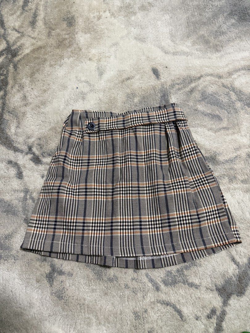 Plaid Pleated Mini Skirt (Category: Babies & Kids Fashion) located in Manila. Submitted by e.louise (Listing ID 1464332285, Image 1). Description: - Cute plaid mini skirt - Button closure at the waist - Flattering pleats for shape - Versatile for casual or dressed-up outfits - Easy to style with various tops and shoes.
