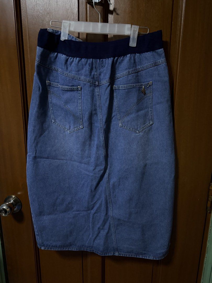 Plains & Prints Denim Midi Skirt Size M (Category: Skirts) located in Pasig City. Submitted by aprilluxcloset0812 (Listing ID 1464292776, Image 3). Description: - Blue denim midi skirt from Plains & Prints - Elasticated waistband at the back for a comfy fit - Functional pockets: front and back - Front slit for easy movement - Material: 80% cotton, 20% polyester - Ideal for everyday casual wear RFS: decluttering EVERYTHING MUST GO‼️Just make a rea