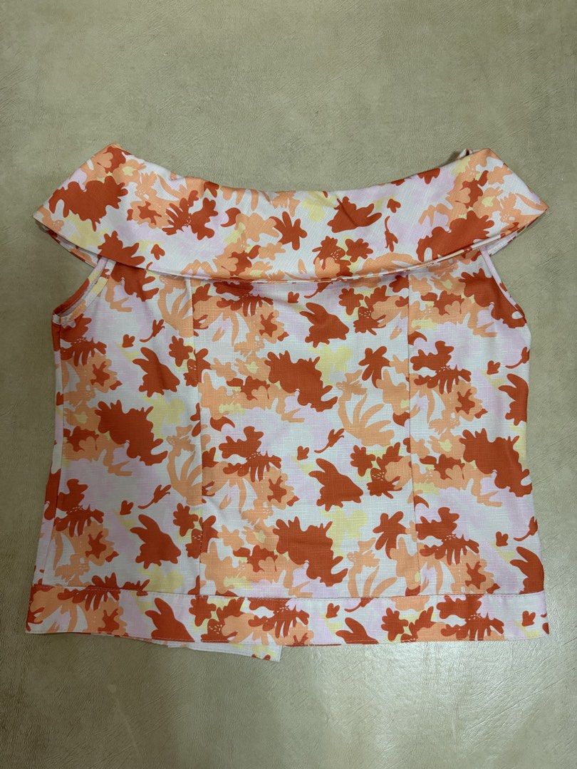 Plains & Prints Floral Off-Shoulder Top (Category: Blouses) located in Manila. Submitted by abigailyao21949 (Listing ID 1464178763, Image 2). Description: Plains & Prints Floral Off-Shoulder Top •Size: M •Price: 800 php •In very good condition •Barely used .