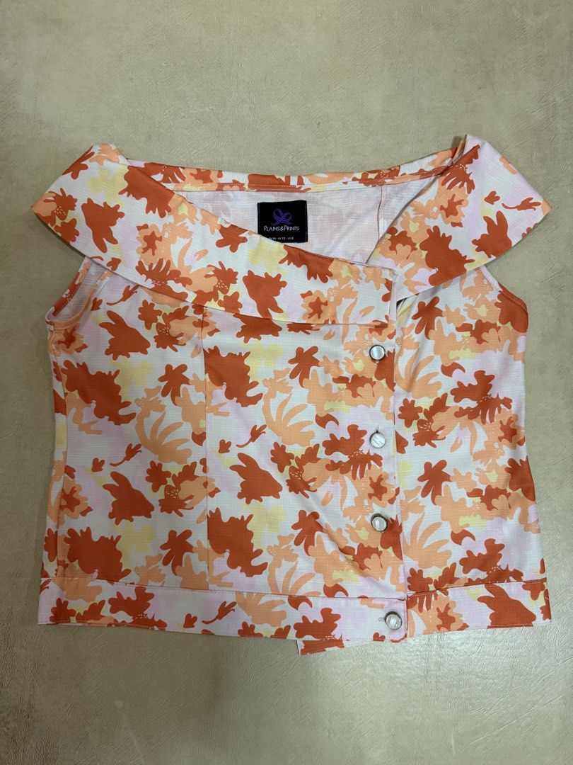 Plains & Prints Floral Off-Shoulder Top (Category: Blouses) located in Manila. Submitted by abigailyao21949 (Listing ID 1464178763, Image 1). Description: Plains & Prints Floral Off-Shoulder Top •Size: M •Price: 800 php •In very good condition •Barely used .