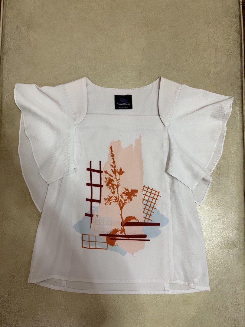 PLAINS & PRINTS White Flutter Sleeve Top with Print (Category: Blouses) located in Manila. Submitted by abigailyao21949 (Listing ID 1464177620, Image 1). Description: PLAINS & PRINTS White Flutter Sleeve Top with Print •Size: S •Price: 600 php - Neckline: Square - Sleeves: Flutter sleeves .