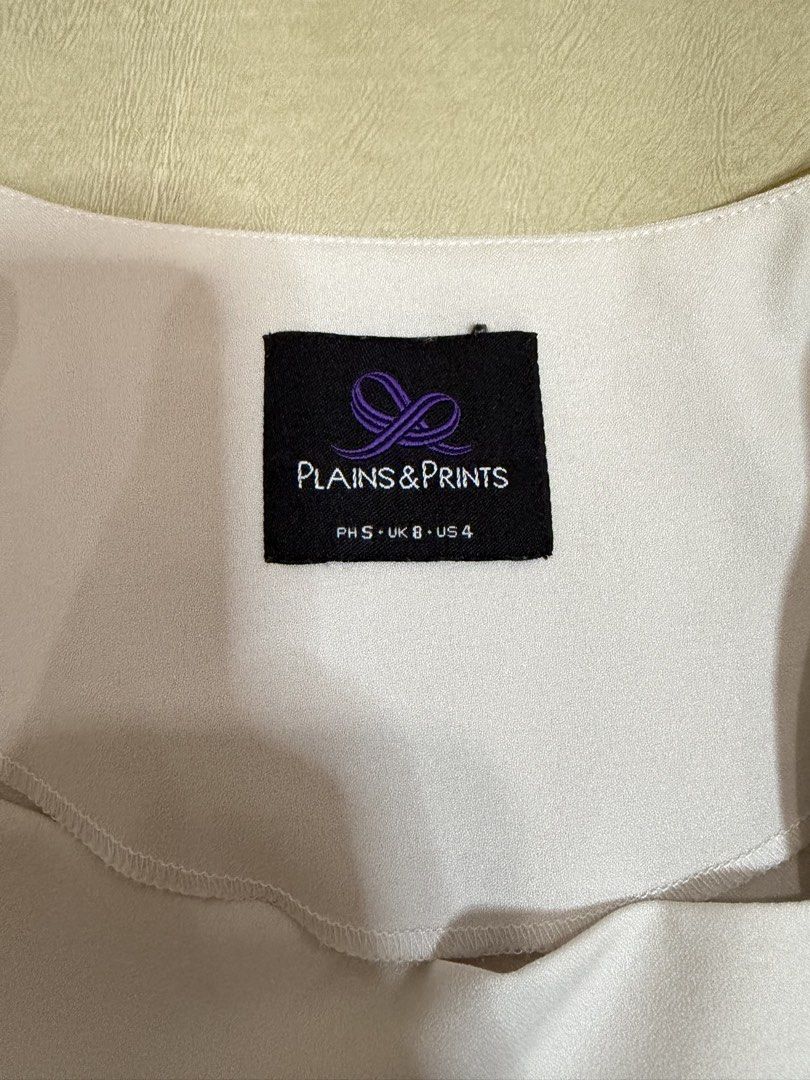 PLAINS & PRINTS White Flutter Sleeve Top with Print (Category: Blouses) located in Manila. Submitted by abigailyao21949 (Listing ID 1464177620, Image 3). Description: PLAINS & PRINTS White Flutter Sleeve Top with Print •Size: S •Price: 600 php - Neckline: Square - Sleeves: Flutter sleeves .