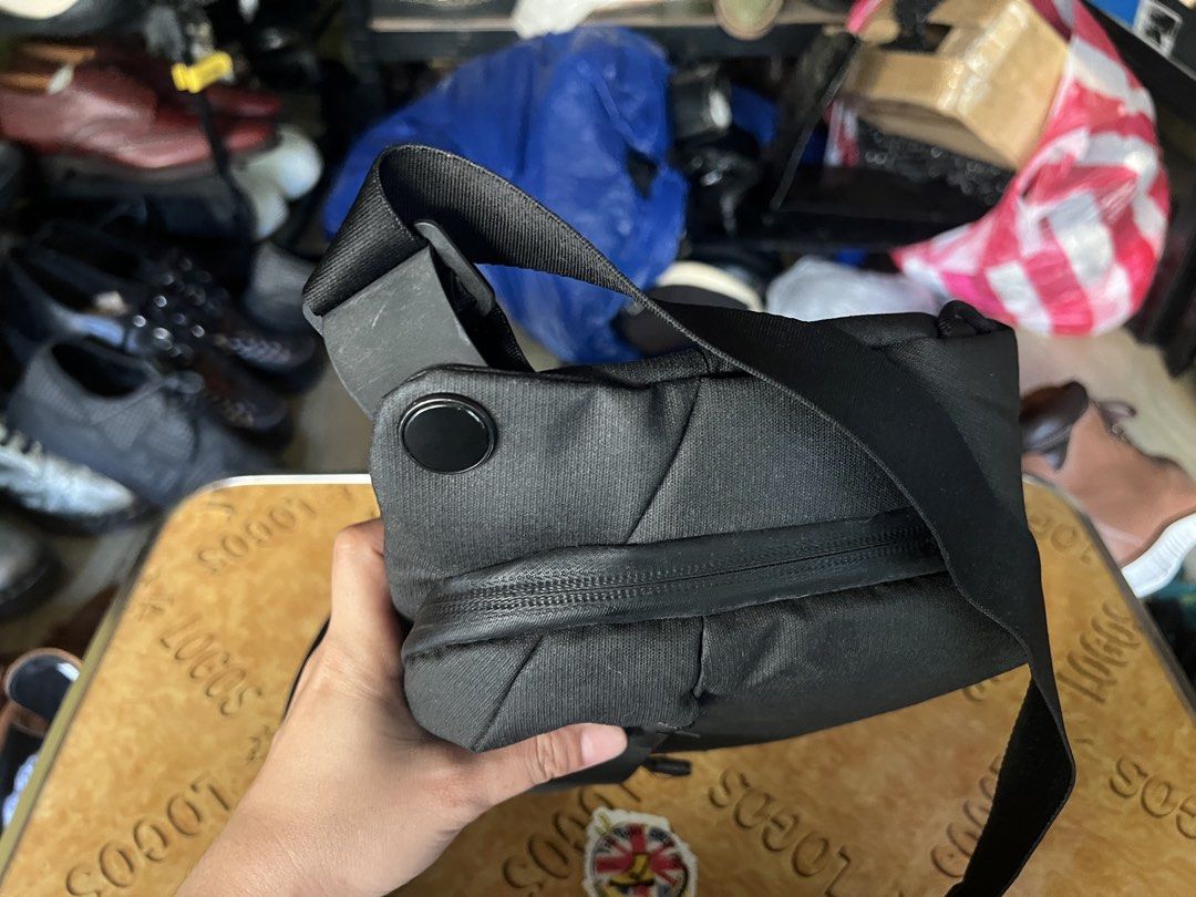 Porseyl Peak design Everyday Sling (Category: Sling Bags) located in Manila. Submitted by babesdohaylo (Listing ID 1464219510, Image 3). Description: Porseyl Peak design Everyday Sling Available For Layaway 8”height 12”width P 2,999 In Good Condition Location: Bambang Market Tondo Manila Stall # 8 Message po muna bago pumunta For more items visit the following FB Page: The Boot Shop Ph Dr. Martens Ph Sell/Swap Carousel App edsantos27 / babesdohay