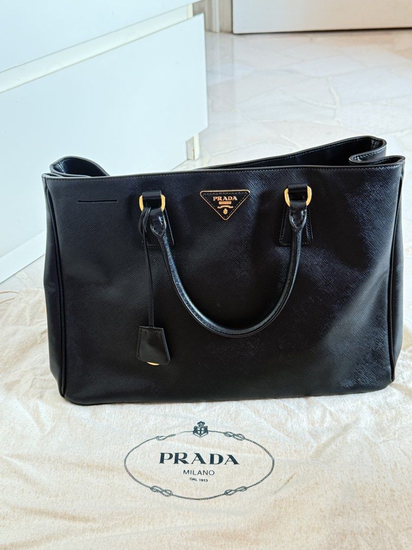 Prada bag (Category: Bags & Wallets) located in Singapore. Submitted by angelaginger (Listing ID 1464163321, Image 1). Description: .
