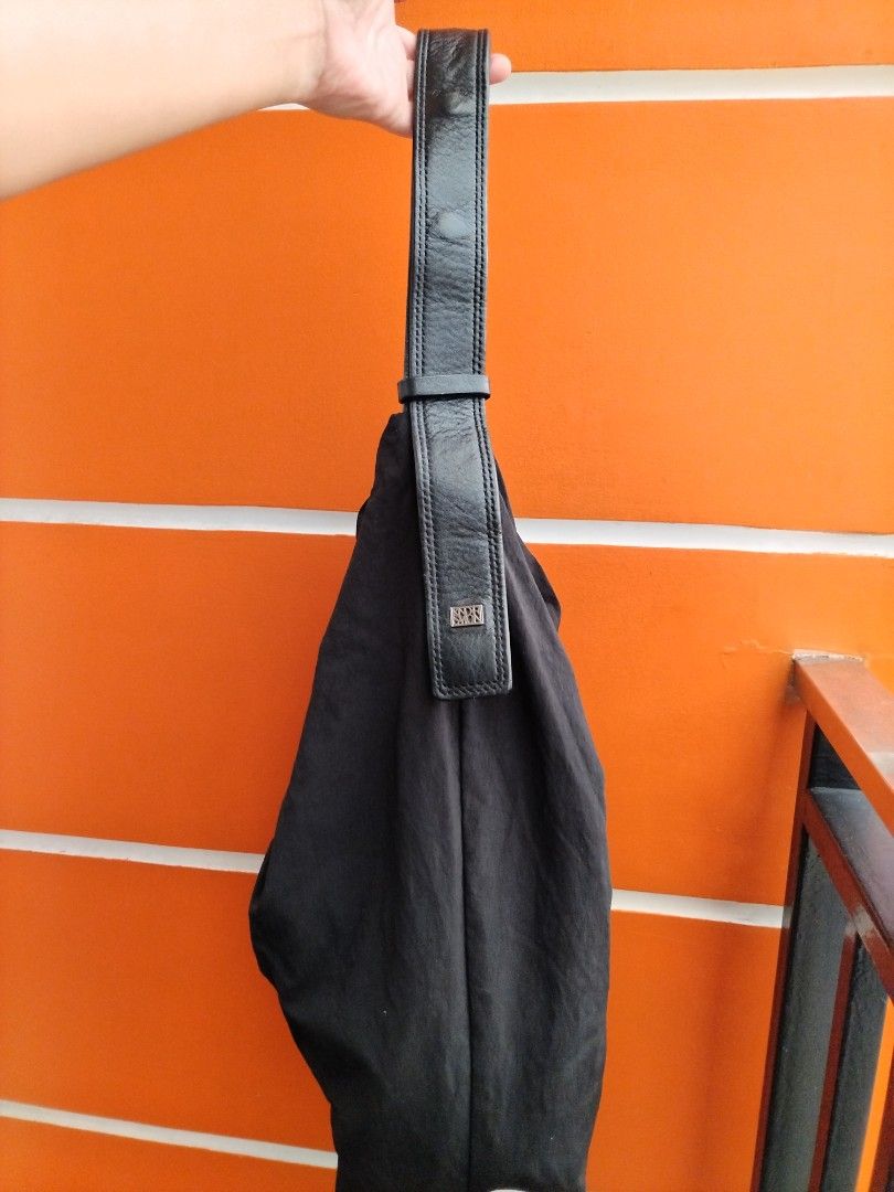 Preloved 2 in 1 Kindersalmon (Category: Cross-body Bags) located in Taguig. Submitted by wearepreloved83 (Listing ID 1464221240, Image 3). Description: Preloved 2 in 1 Kindersalmon Shoulder bag / Crossbody Bag Like New Condition No issue Not faded No butas Perfect pang everyday use Pang student or pang office.