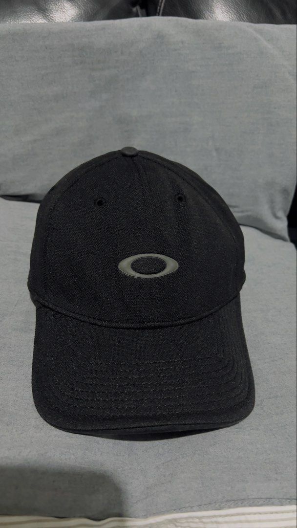 Preloved authentic Oakley Flexfit Cap S/M Black (Category: Caps & Hats) located in Binan City. Submitted by unicohijoxfudge (Listing ID 1464283946, Image 1). Description: - Brand: Oakley - Type: FLEXFIT Cap - tag Size: S/M - Features: Oakley logo on front and back - Ideal for: Everyday wear - Condition: Please check photos for details Tags: Burberry Calvin Klein Coach Michael Kors Kate Spade Fendi Gucci Dior Rayban gentle Monster Channel Zara H&M