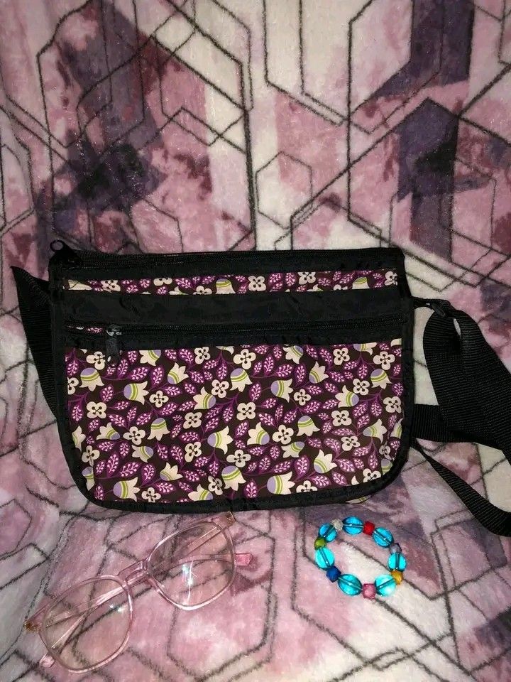 Preloved bags (Category: Tote Bags) located in Manila. Submitted by crischellascona (Listing ID 1464274861, Image 2). Description: Preloved Bags 👜✨ Selling preloved bags for only **₱200 each. • Still usable and perfect for everyday use • With minor flaws/signs of use • Flaws are shown in the photos • Please manage your expectations—these are preloved, not brand new. • What you see is what you get. 📩 Message me for more details or additional pho