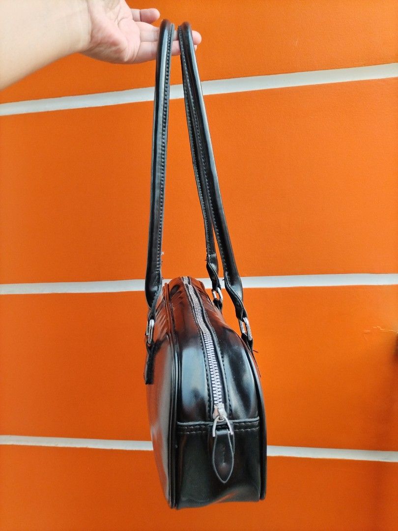 Preloved Black Shoulder Bag (Category: Shoulder Bags) located in Taguig. Submitted by wearepreloved83 (Listing ID 1464224468, Image 2). Description: Preloved Black Shoulder Bag Good Condition Sign of usage Bawal sa maselan Perfect pang everyday use Pang ootd pang gala.