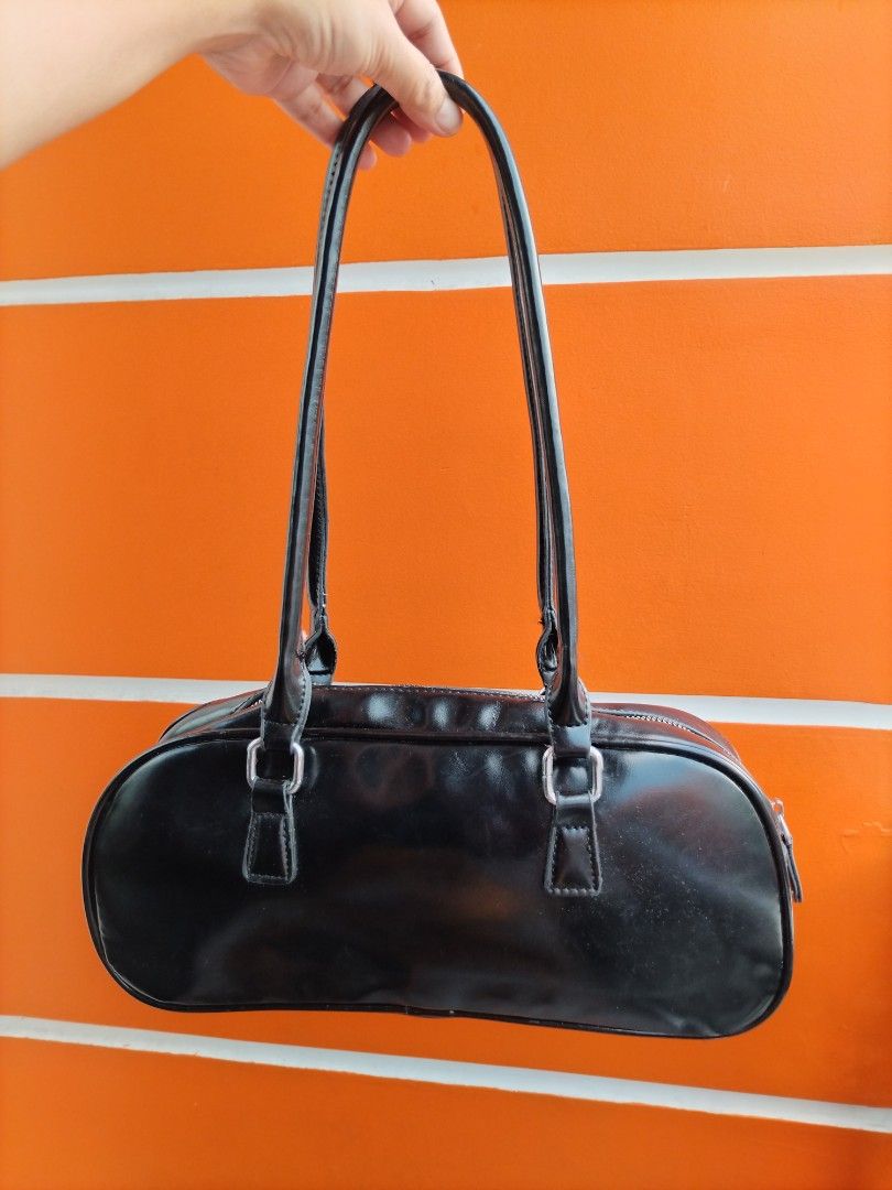 Preloved Black Shoulder Bag (Category: Shoulder Bags) located in Taguig. Submitted by wearepreloved83 (Listing ID 1464224468, Image 1). Description: Preloved Black Shoulder Bag Good Condition Sign of usage Bawal sa maselan Perfect pang everyday use Pang ootd pang gala.