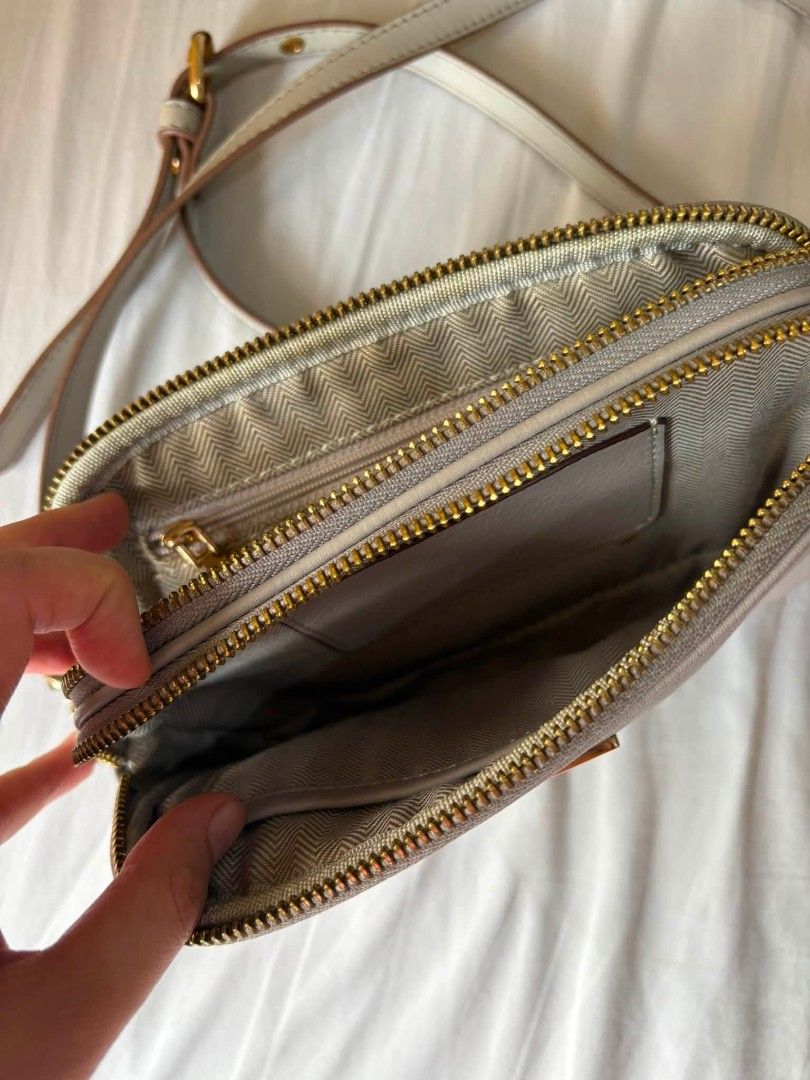 (Pre-loved) body bag (Category: Cross-body Bags) located in Quezon City. Submitted by trendsbykikay (Listing ID 1464283200, Image 2). Description: used but never abused! still in excellent condition loc: Muntinlupa City.