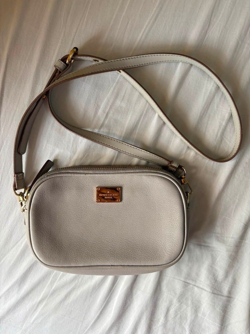 (Pre-loved) body bag (Category: Cross-body Bags) located in Quezon City. Submitted by trendsbykikay (Listing ID 1464283200, Image 1). Description: used but never abused! still in excellent condition loc: Muntinlupa City.