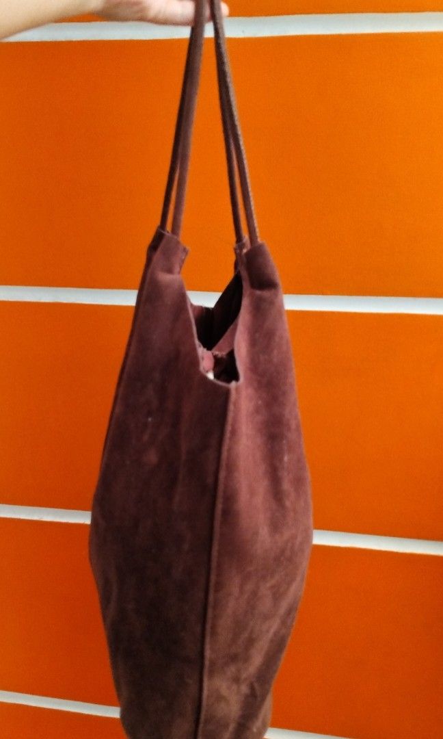 Preloved Choco Brown Gamusa Shoulder Bag (Category: Shoulder Bags) located in Taguig. Submitted by wearepreloved83 (Listing ID 1464221880, Image 2). Description: Preloved Brown Gamusa Shoulder Bag Medium size Good Condition Mabago pa No issue Perfect pang everyday use College student or pang office.