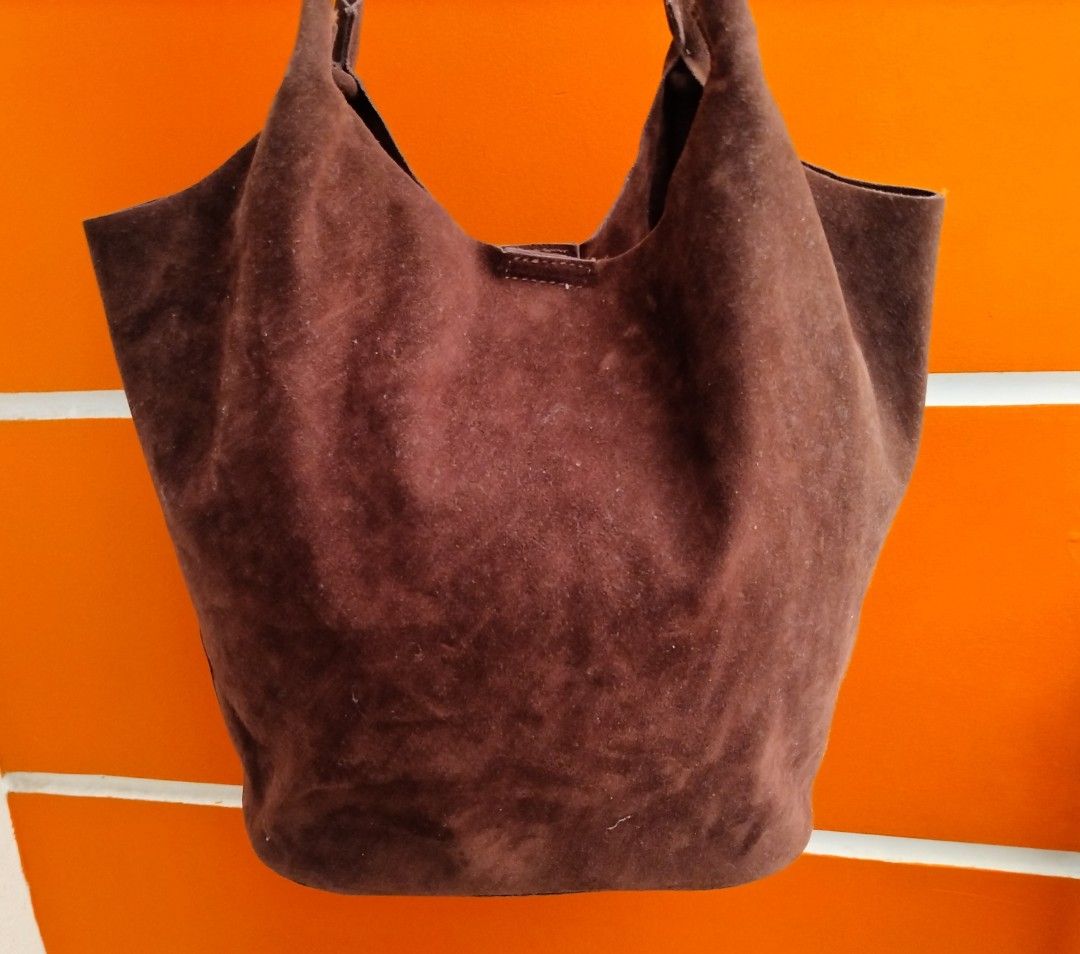 Preloved Choco Brown Gamusa Shoulder Bag (Category: Shoulder Bags) located in Taguig. Submitted by wearepreloved83 (Listing ID 1464221880, Image 3). Description: Preloved Brown Gamusa Shoulder Bag Medium size Good Condition Mabago pa No issue Perfect pang everyday use College student or pang office.