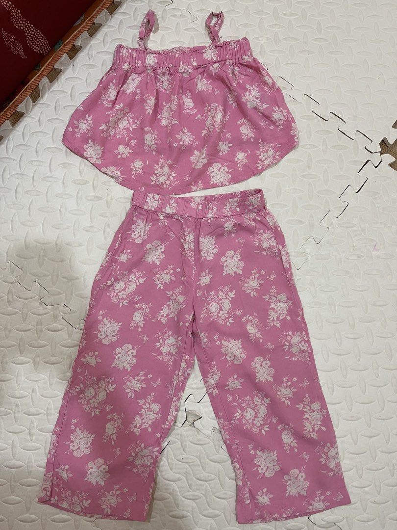 Preloved Clothes (Category: Babies & Kids Fashion) located in Talisay. Submitted by babykiethc65968 (Listing ID 1464182339, Image 1). Description: Each photo has size details.
