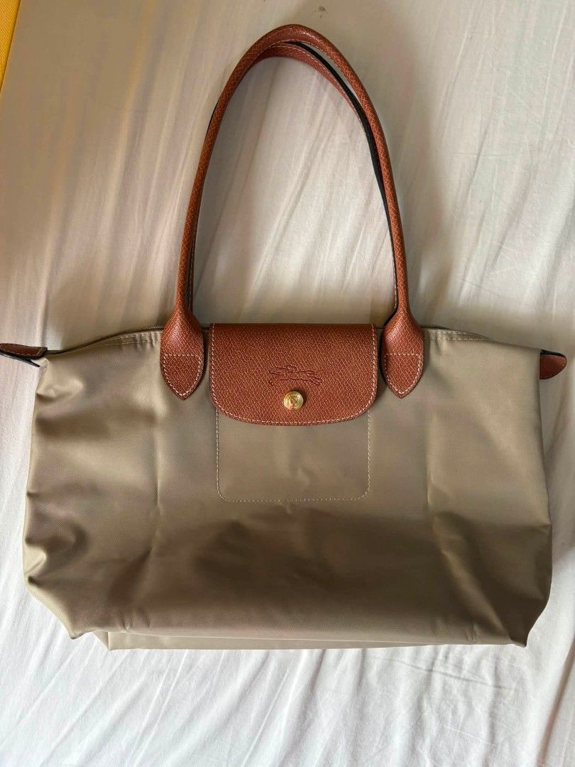 (Pre-loved) LC Le Pliage (Category: Shoulder Bags) located in Quezon City. Submitted by trendsbykikay (Listing ID 1464283808, Image 1). Description: Replica but good quality! used but never abused. still in excellent condition medium size.