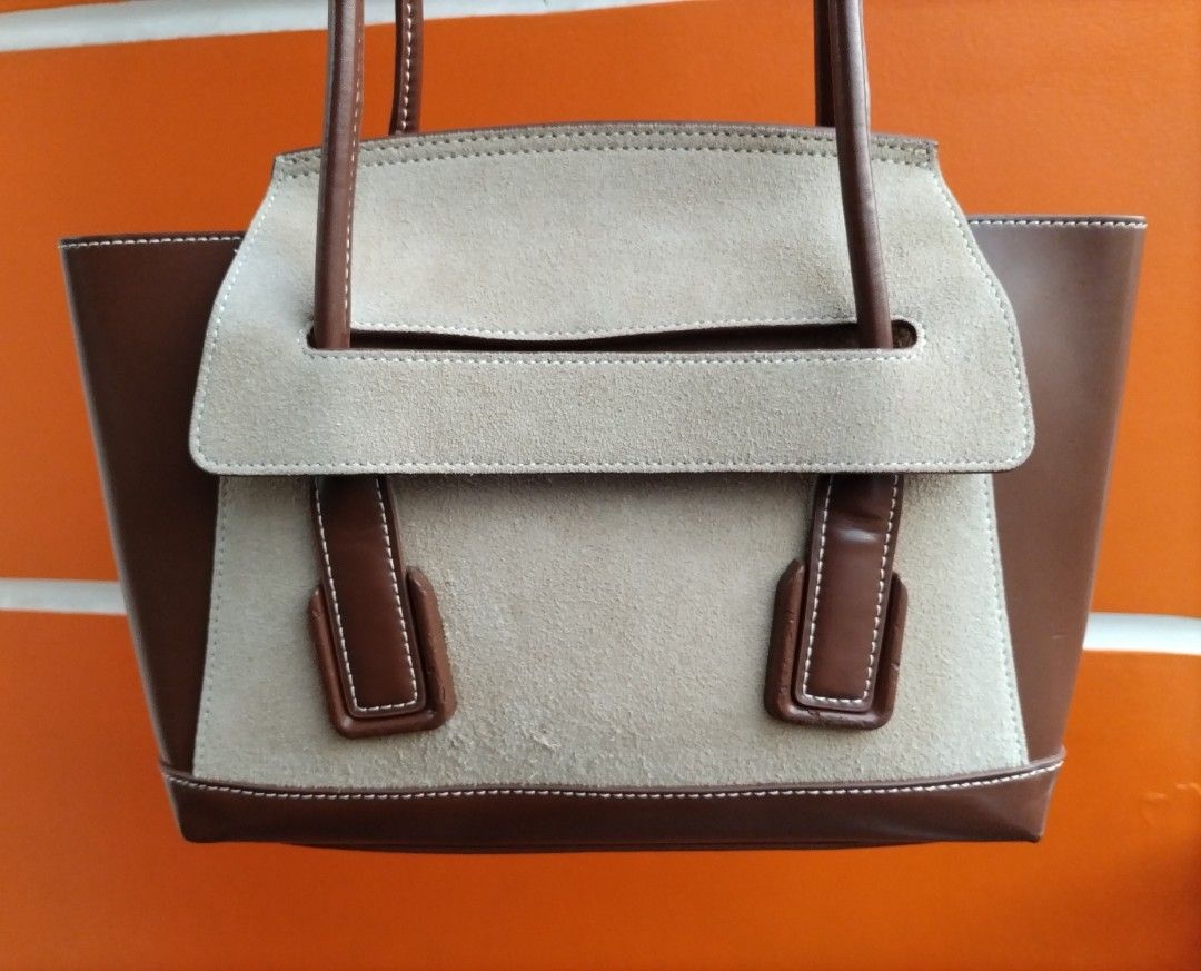 Preloved Long Handle Shoulder Bag (Category: Shoulder Bags) located in Taguig. Submitted by wearepreloved83 (Listing ID 1464223024, Image 2). Description: Preloved Long Handle Shoulder Bag Good Condition Sign of usage Bawal sa maselan Goods na goods yong leather maganda yong quality Perfect pang everyday use Pang gala/ootd.