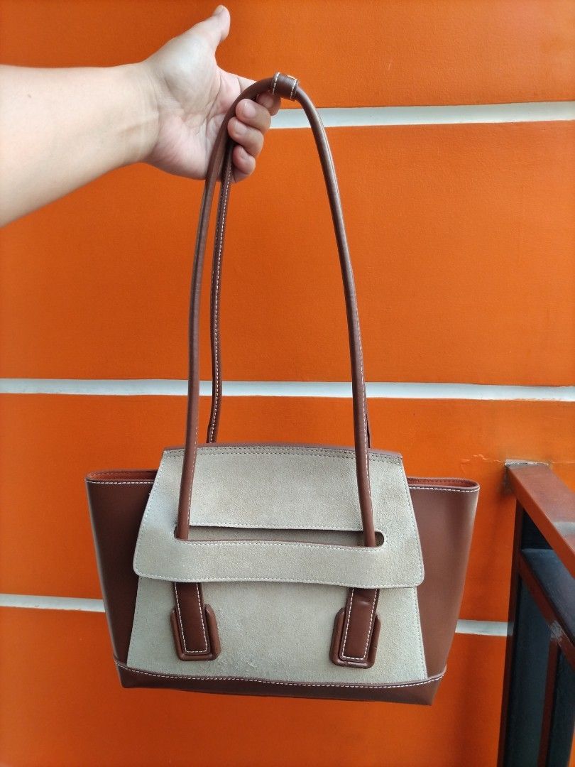 Preloved Long Handle Shoulder Bag (Category: Shoulder Bags) located in Taguig. Submitted by wearepreloved83 (Listing ID 1464223024, Image 1). Description: Preloved Long Handle Shoulder Bag Good Condition Sign of usage Bawal sa maselan Goods na goods yong leather maganda yong quality Perfect pang everyday use Pang gala/ootd.