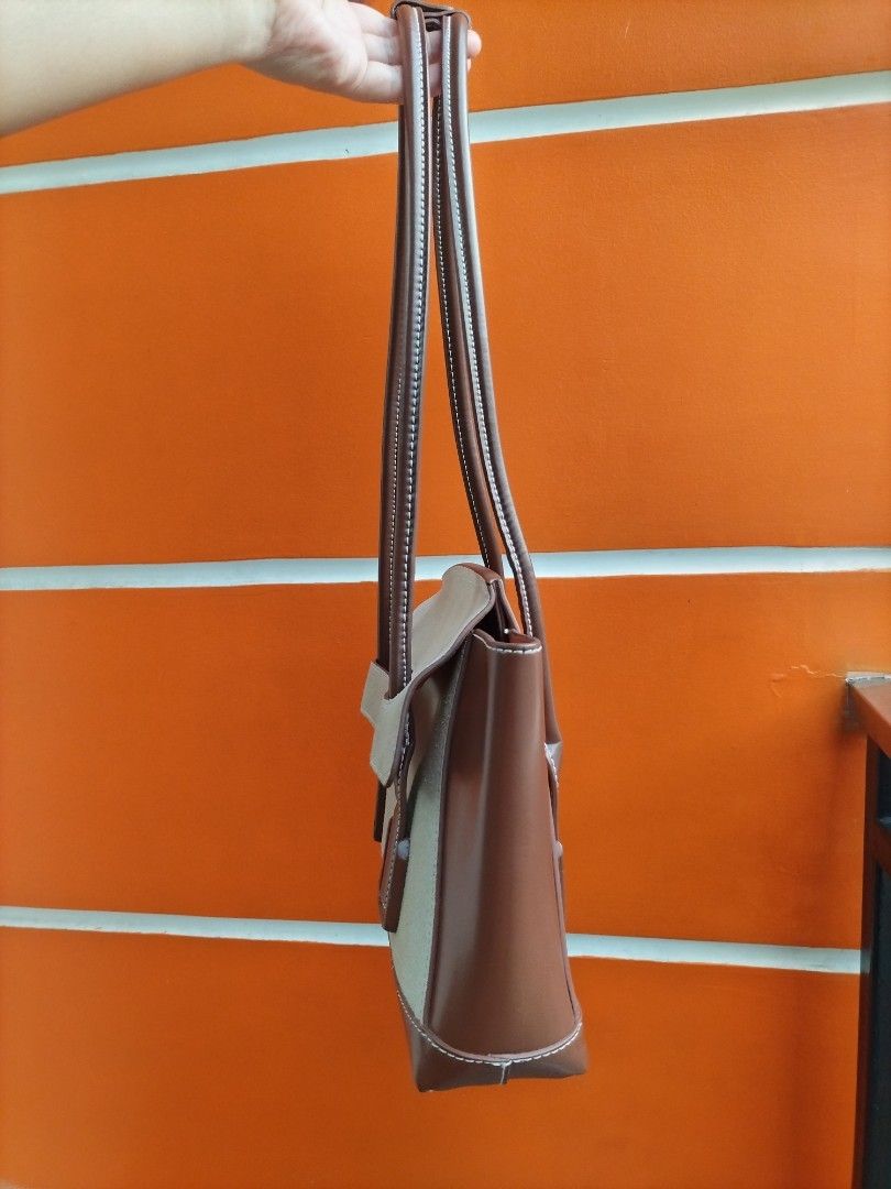 Preloved Long Handle Shoulder Bag (Category: Shoulder Bags) located in Taguig. Submitted by wearepreloved83 (Listing ID 1464223024, Image 3). Description: Preloved Long Handle Shoulder Bag Good Condition Sign of usage Bawal sa maselan Goods na goods yong leather maganda yong quality Perfect pang everyday use Pang gala/ootd.