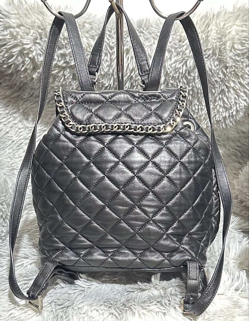 Preloved Mk Black Quilted medium backpack original 💯 (Category: Backpacks) located in Caloocan City. Submitted by rqueenluxuryph (Listing ID 1464138976, Image 3). Description: Preloved mk backpack original Size: medium Condition rate: 8/10 Honest issue: meron syang rubs sa piping ilalim na part Then mga silver hardware may mga scrathes which normal sa Preloved Over all bag is in good condition .